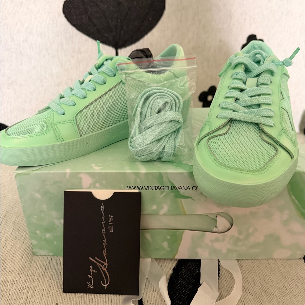Vintage Havana Mint Green Women's Low-Top Sneakers